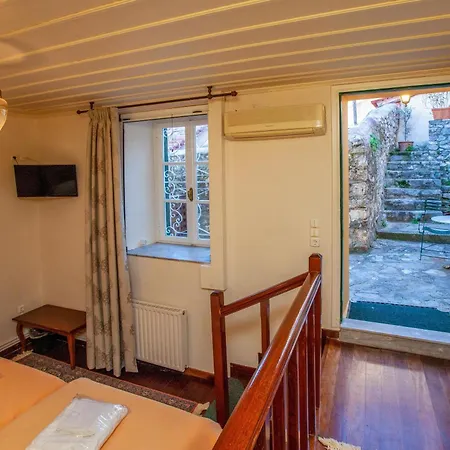 Byron Traditional Hotel